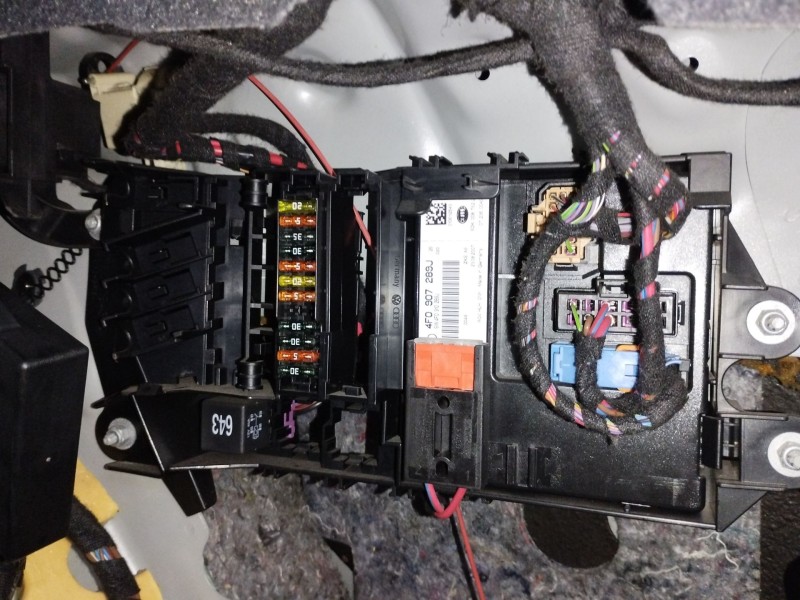Recambio de caja reles / fusibles para audi a6 berlina (4f2) 2.7 tdi referencia OEM IAM 4F0907289J  