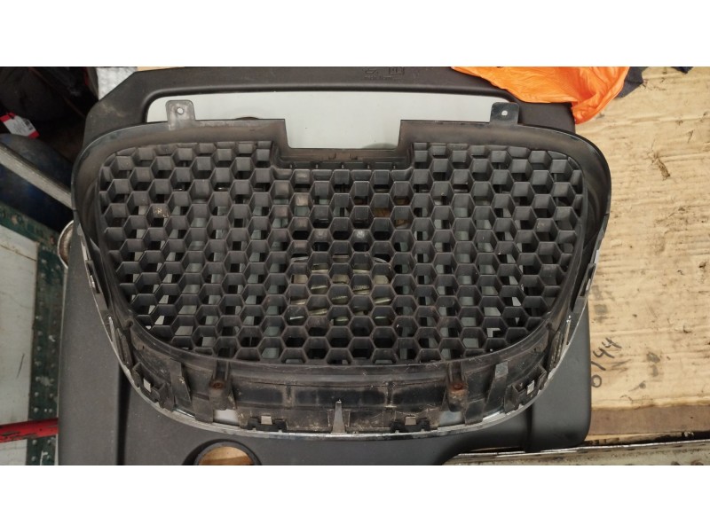 Recambio de rejilla delantera para seat toledo iii (5p2) 2.0 tdi referencia OEM IAM 1P0052535  