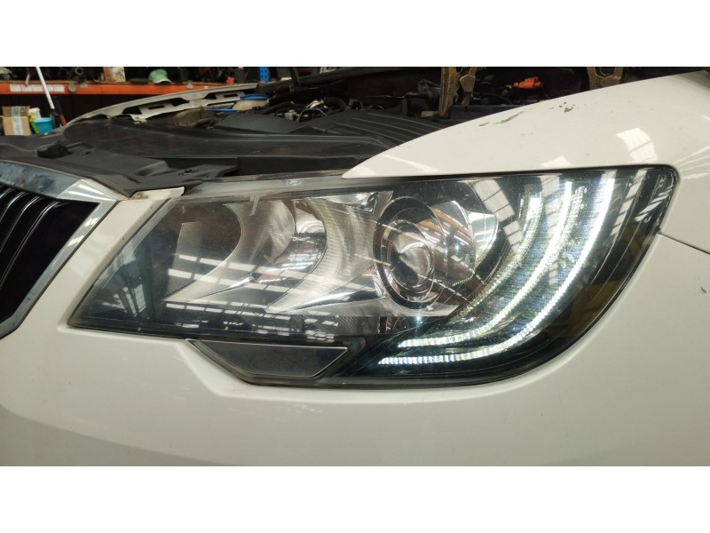 Recambio de faro izquierdo para skoda superb ii (3t4) 2.0 tdi 16v referencia OEM IAM 3T1941017H  