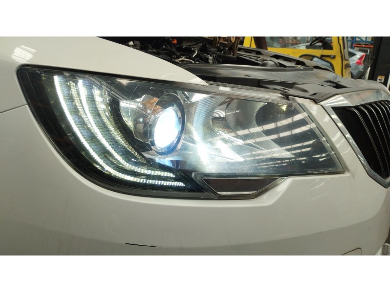 Recambio de faro derecho para skoda superb ii (3t4) 2.0 tdi 16v referencia OEM IAM 3T1941018H  