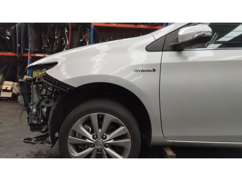 Recambio de aleta delantera izquierda para toyota auris (_e18_) 1.8 hybrid (zwe186_) referencia OEM IAM   