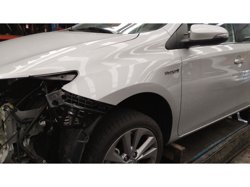 Recambio de aleta delantera izquierda para toyota auris (_e18_) 1.8 hybrid (zwe186_) referencia OEM IAM   