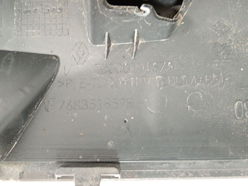 Recambio de molduras delanteras para renault scénic iii (jz0/1_) 1.2 tce referencia OEM IAM 768351859R 40137390 