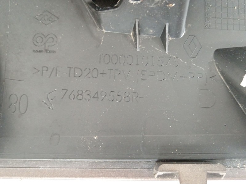 Recambio de molduras delanteras para renault scénic iii (jz0/1_) 1.2 tce referencia OEM IAM 768349558R 40137471 