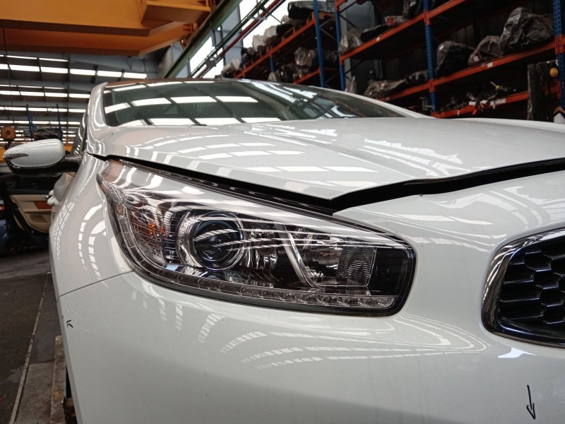 Recambio de faro derecho para kia cee´d (jd) 1.6 crdi 128 referencia OEM IAM 92102A2020  