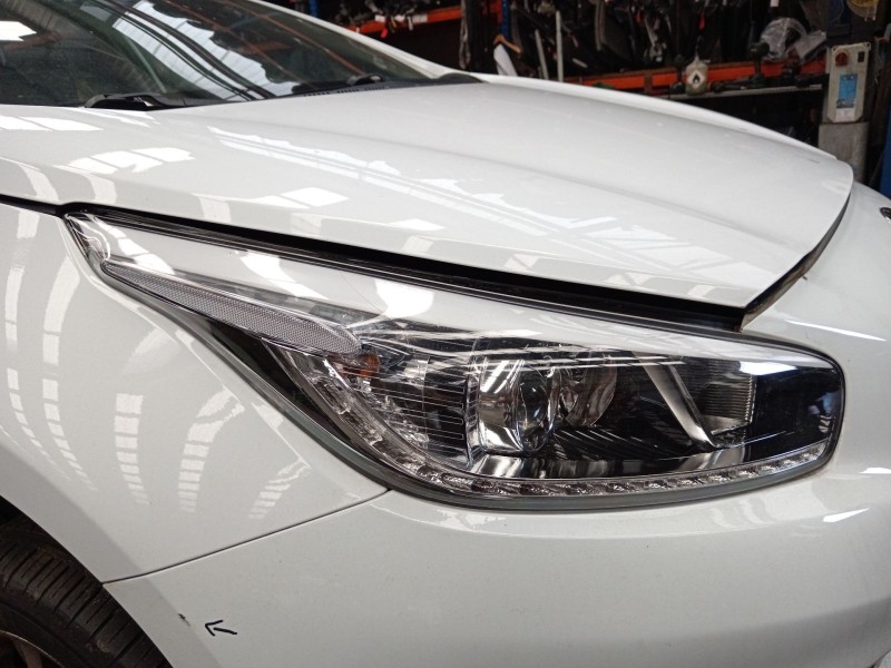 Recambio de faro derecho para kia cee´d (jd) 1.6 crdi 128 referencia OEM IAM 92102A2020  