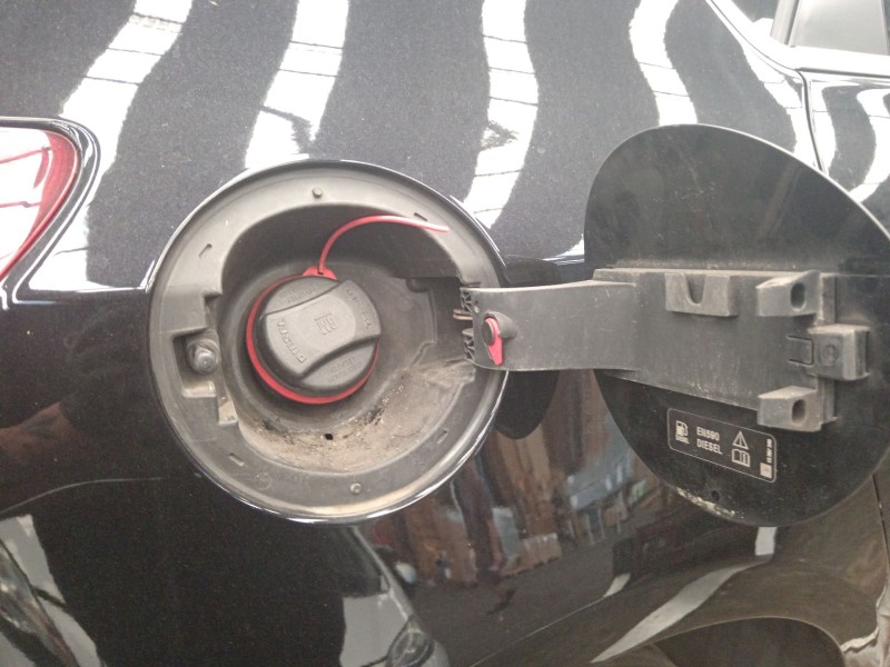 Recambio de tapa exterior combustible para opel astra j (p10) 2.0 cdti (68) referencia OEM IAM   