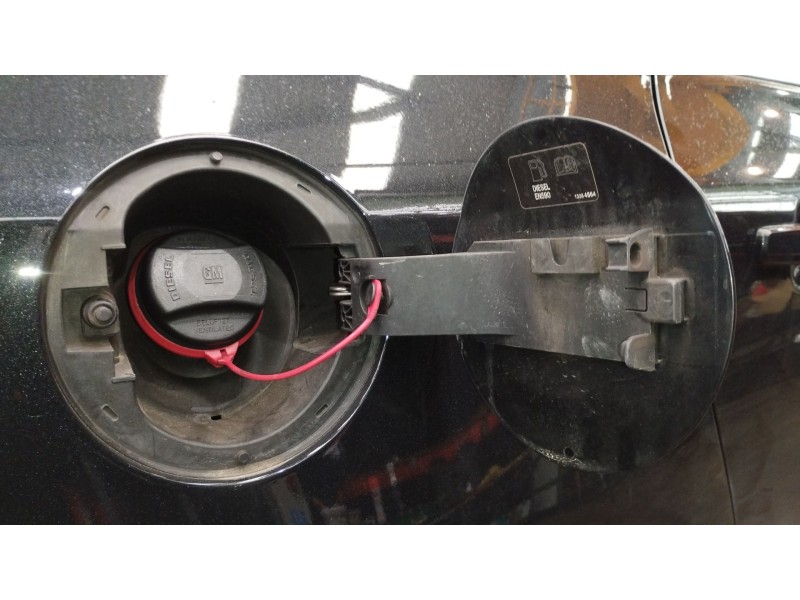 Recambio de tapa exterior combustible para opel astra j sedán 1.7 cdti (69) referencia OEM IAM   