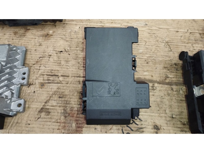 Recambio de caja reles / fusibles para peugeot 3008 i monospace (0u_) 1.6 vti referencia OEM IAM 9666527580  