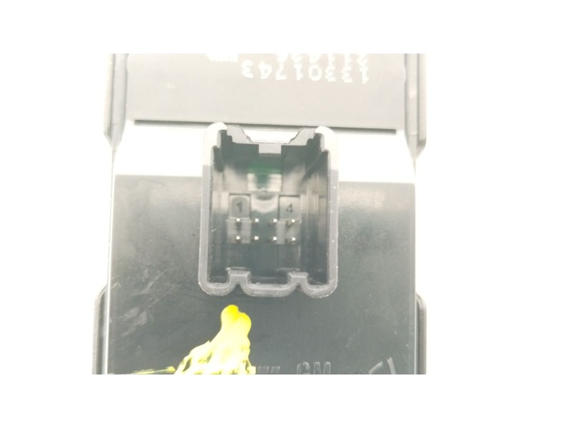 Recambio de mando elevalunas delantero izquierdo para opel insignia a (g09) 2.0 cdti (68) referencia OEM IAM 13301743  