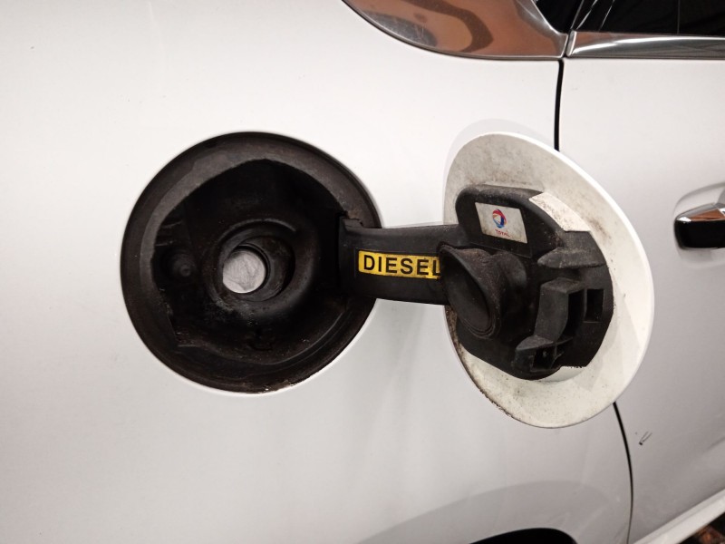 Recambio de tapa exterior combustible para citroën c4 picasso ii 2.0 bluehdi 150 referencia OEM IAM   
