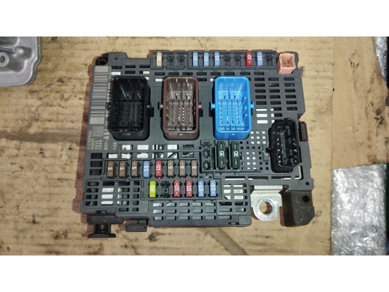 Recambio de caja reles / fusibles para citroën c4 ii (nc_) 1.6 vti 120 referencia OEM IAM 9677987180  