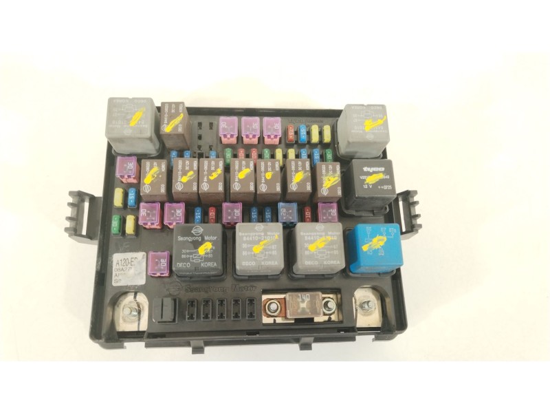 Recambio de caja reles / fusibles para ssangyong rodius i 2.7 xdi referencia OEM IAM A120ED 8234021012 