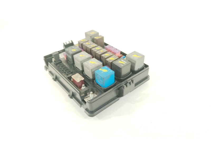 Recambio de caja reles / fusibles para ssangyong rodius i 2.7 xdi referencia OEM IAM A120ED 8234021012 