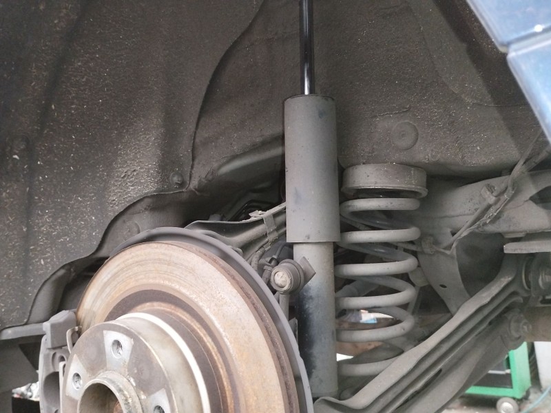 Recambio de amortiguador trasero izquierdo para bmw 3 (e90) 318 d referencia OEM IAM 33526796157  6796157
