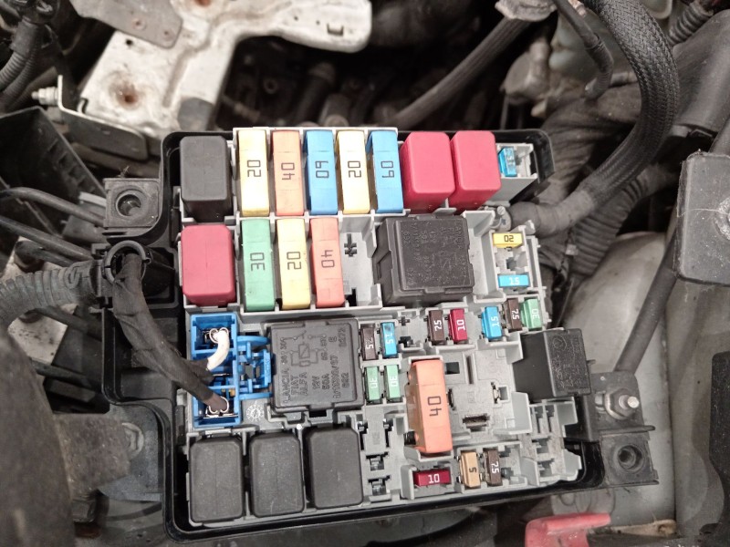 Recambio de caja reles / fusibles para opel combo furgoneta/monovolumen (x12) 1.3 cdti (b05) referencia OEM IAM 51867698  