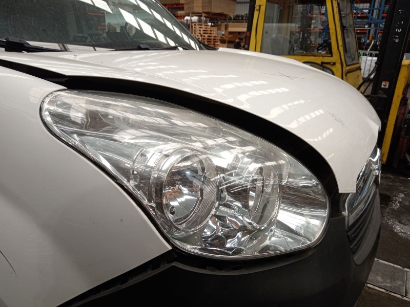Recambio de faro derecho para opel combo furgoneta/monovolumen (x12) 1.3 cdti (b05) referencia OEM IAM 95526867  
