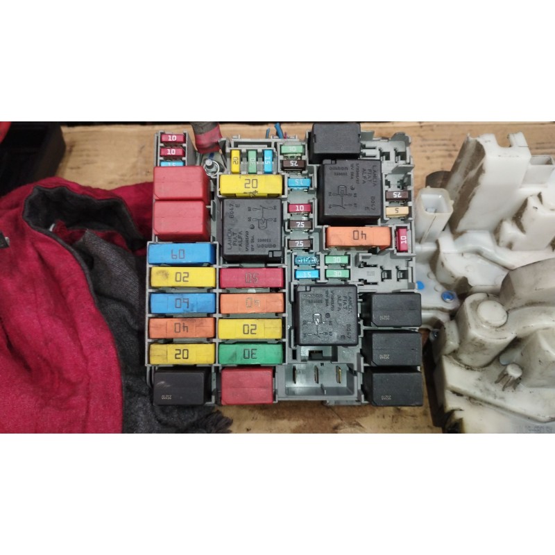 Recambio de caja reles / fusibles para fiat doblo furgoneta/monovolumen (223_) 1.3 d multijet referencia OEM IAM 51867698  