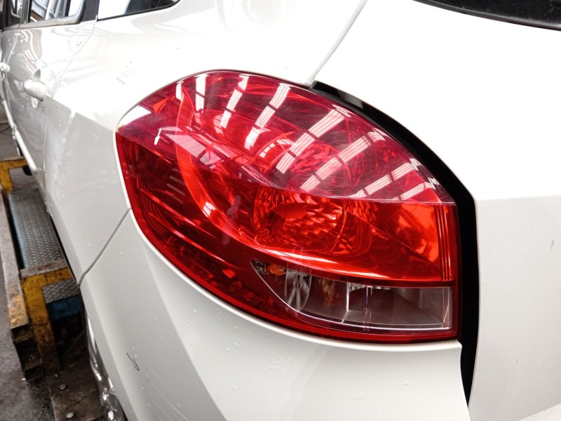 Recambio de piloto trasero izquierdo para renault clio iii grandtour (kr0/1_) 1.5 dci referencia OEM IAM 8200586843  