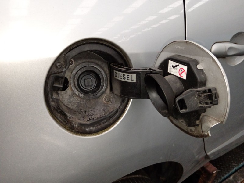 Recambio de tapa exterior combustible para renault grand scénic iii (jz0/1_) 1.9 dci referencia OEM IAM   