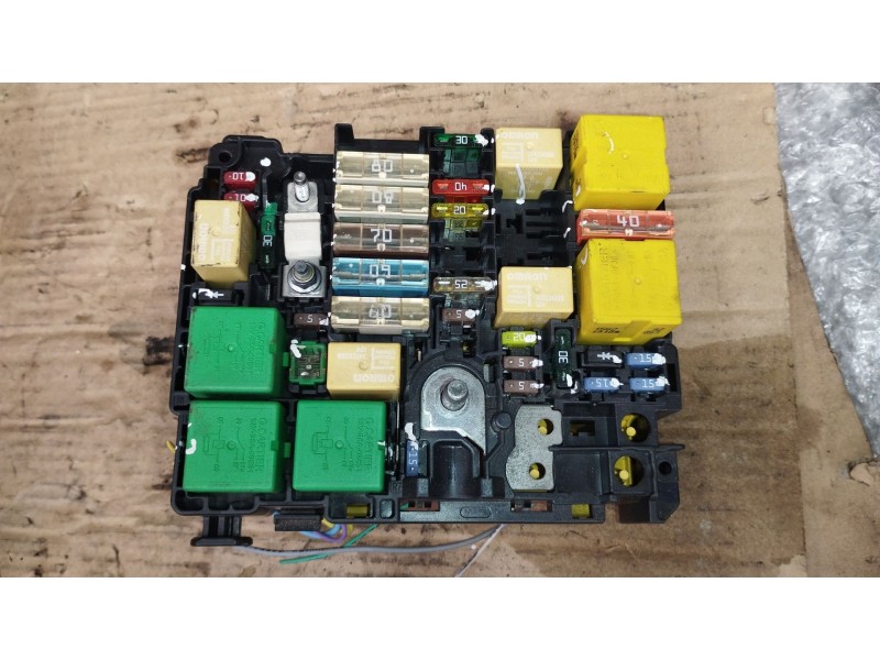 Recambio de caja reles / fusibles para peugeot 208 i (ca_, cc_) 1.2 vti 82 referencia OEM IAM 42503201  