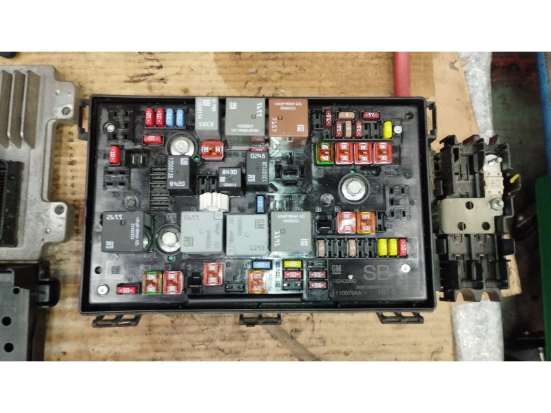 Recambio de caja reles / fusibles para opel astra j (p10) 1.4 (68) referencia OEM IAM 13343980  