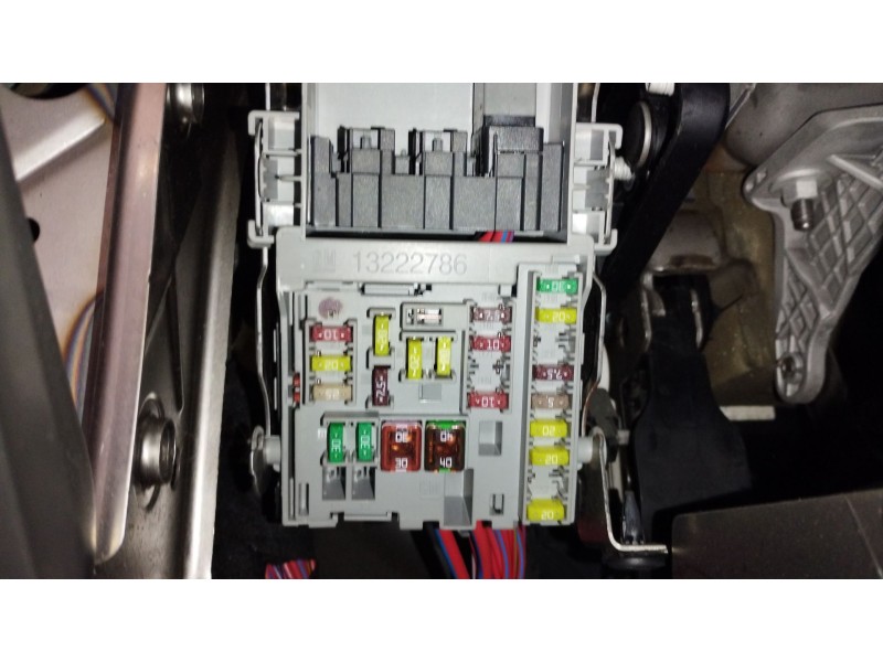 Recambio de caja reles / fusibles para opel astra j (p10) 1.4 (68) referencia OEM IAM 13222786  