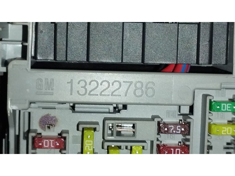 Recambio de caja reles / fusibles para opel astra j (p10) 1.4 (68) referencia OEM IAM 13222786  