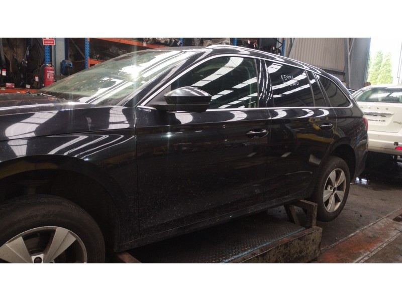 Recambio de puerta delantera izquierda para skoda octavia iv combi (nx5, pv5) 2.0 tdi referencia OEM IAM   