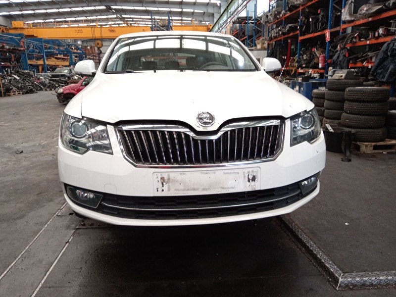 Recambio de paragolpes delantero para skoda superb ii (3t4) 2.0 tdi 16v referencia OEM IAM 3T0807221  