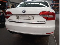 Recambio de paragolpes trasero para skoda superb ii (3t4) 2.0 tdi 16v referencia OEM IAM 3T5807421  
