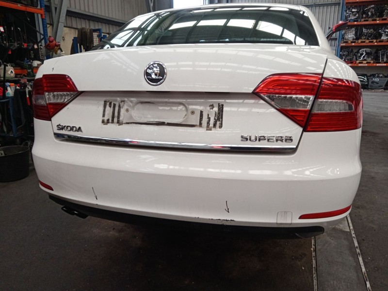 Recambio de paragolpes trasero para skoda superb ii (3t4) 2.0 tdi 16v referencia OEM IAM 3T5807421  
