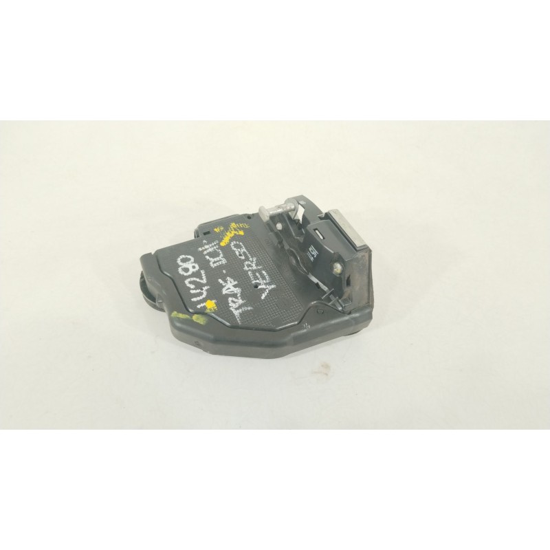 Recambio de cerradura puerta trasera derecha para toyota verso (_r2_) 2.0 d-4d (aur20_) referencia OEM IAM 690500F030  