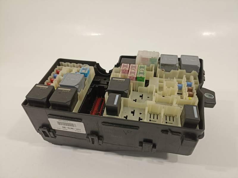 CAJA RELES / FUSIBLES AV6T14A067AD 