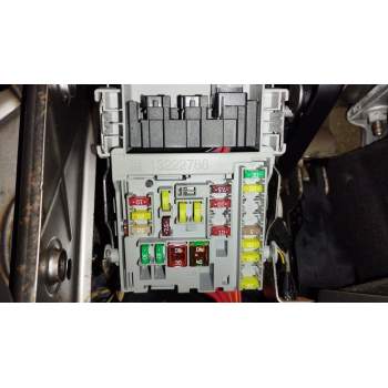 CAJA RELES / FUSIBLES 13222786 