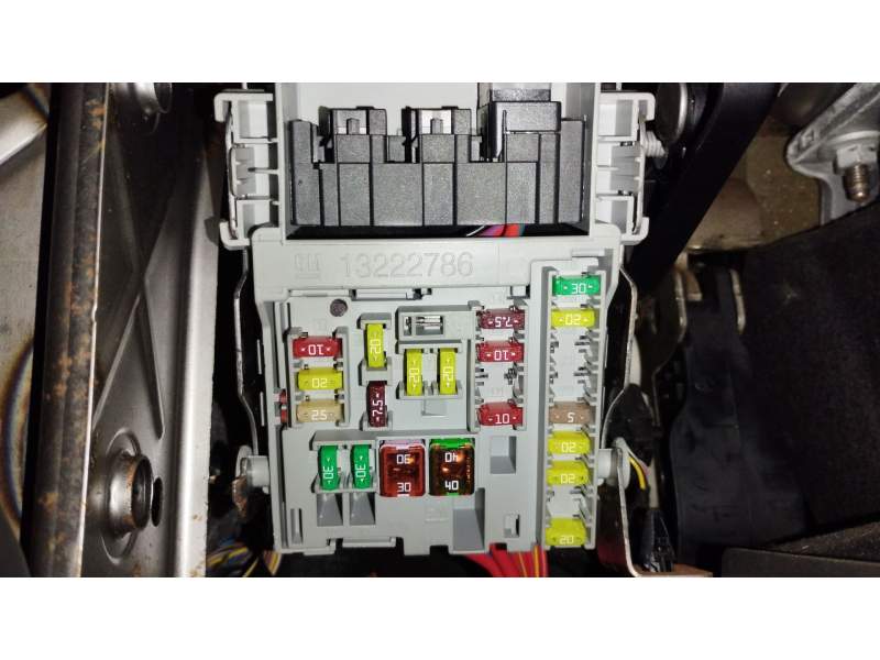 CAJA RELES / FUSIBLES 13222786 