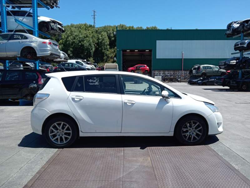 toyota verso (_r2_) del año 2013