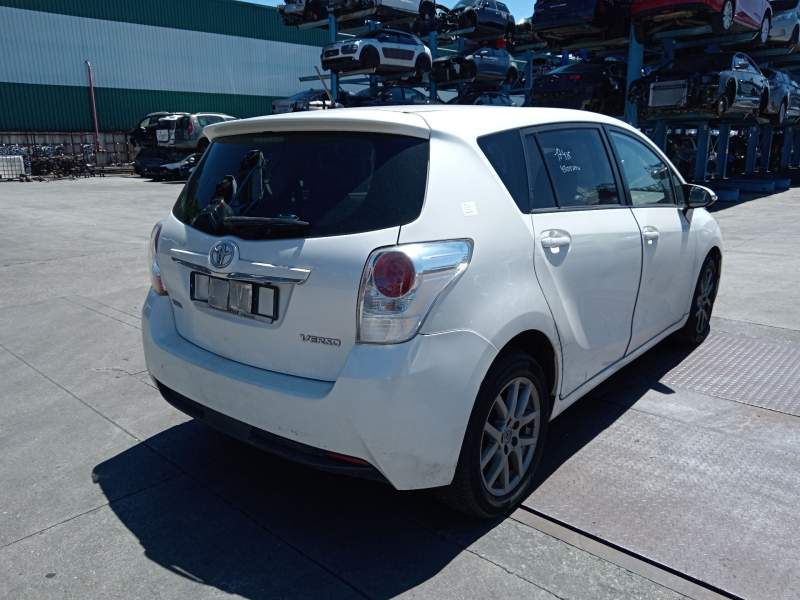 toyota verso (_r2_) del año 2013