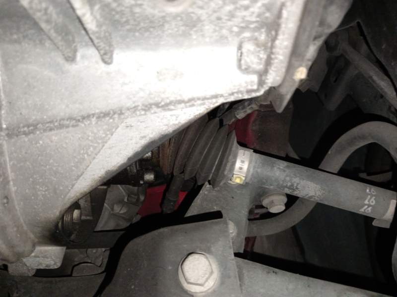 TRANSMISION DELANTERA IZQUIERDA 6R0407761 