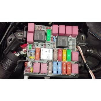CAJA RELES / FUSIBLES 52028777 