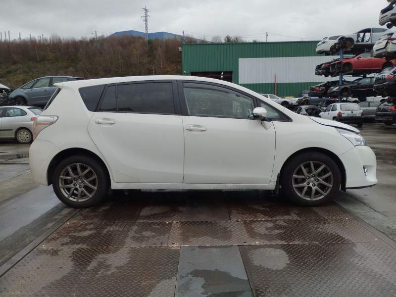 toyota verso (_r2_) del año 2015
