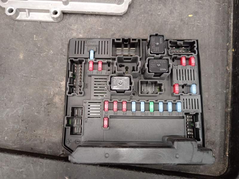 CAJA RELES / FUSIBLES 284B7BB00C 