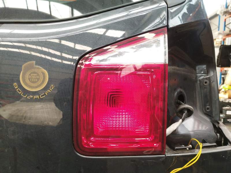 PILOTO TRASERO DERECHO EN PORTON 