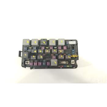 CAJA RELES / FUSIBLES 8239031032 06K15D AK6546