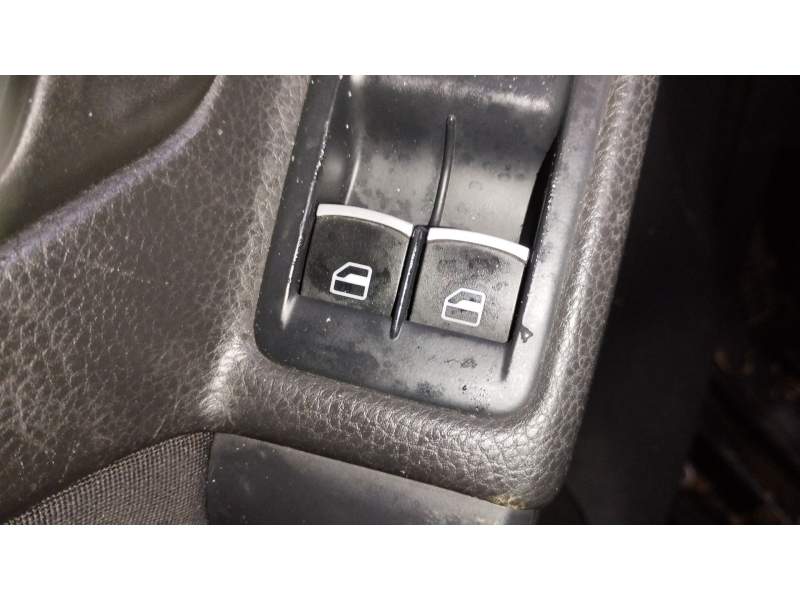 MANDO ELEVALUNAS DELANTERO IZQUIERDO 5K3959857A 