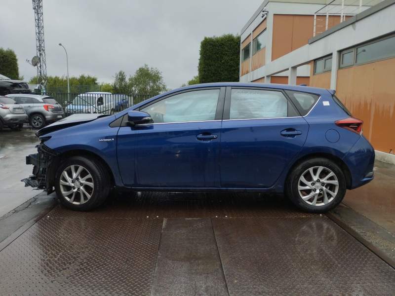 toyota auris (_e18_) del año 2015
