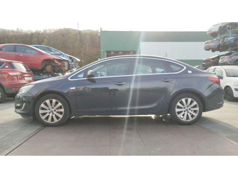 opel astra j sedán del año 2013