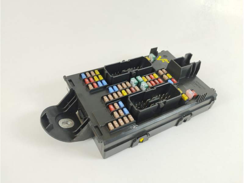 CAJA RELES / FUSIBLES 32209198 31682732 