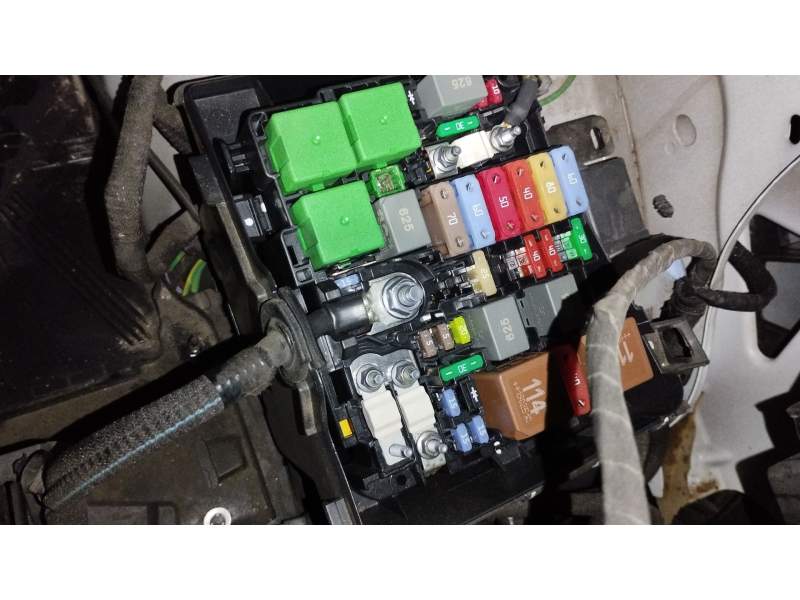 CAJA RELES / FUSIBLES 9804848580 