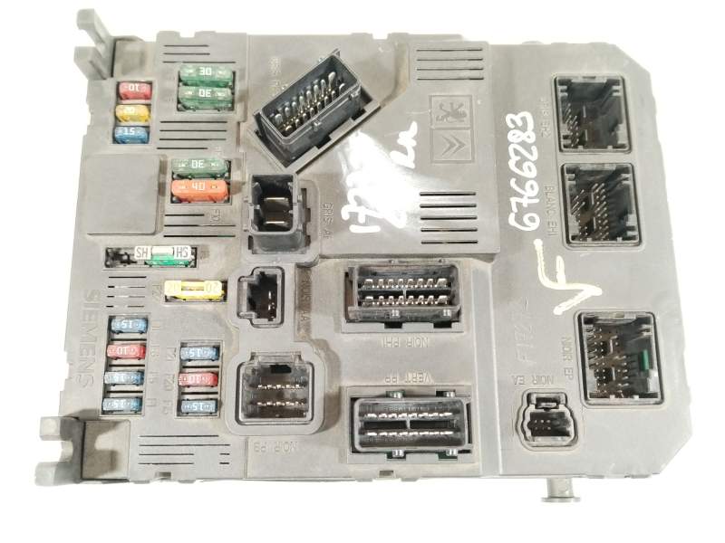 CAJA RELES / FUSIBLES 658077 